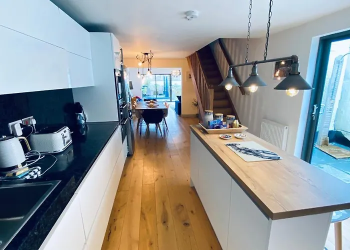 Tregenna House - St Ives, A Beautiful Newly Refurbished 4 Bedroom Family Town House With Alfresco Dining Garden And Private Parking SpacesVilla